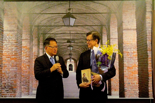 圖片標題:04贈送書籍與花束