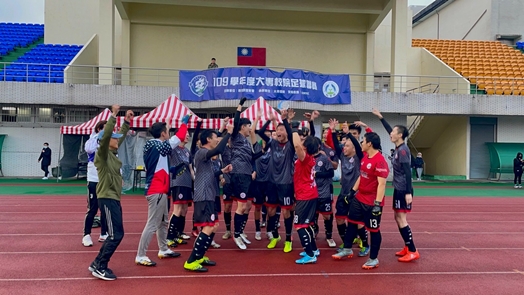 圖片標題:02贏得北區冠軍時的慶賀