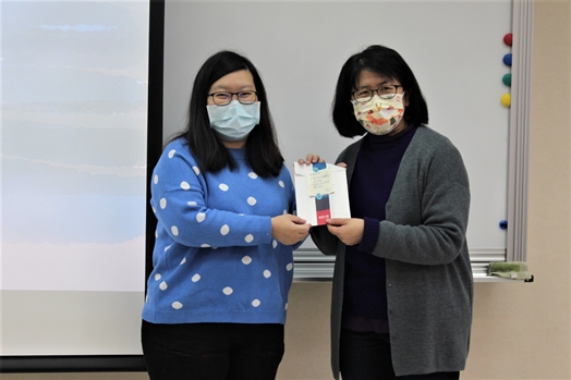 圖片標題:05 語言教學中心老師與劉宣欣學姊合影