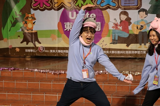 圖片標題:社團趣味競賽_開幕式主持人逗趣表演