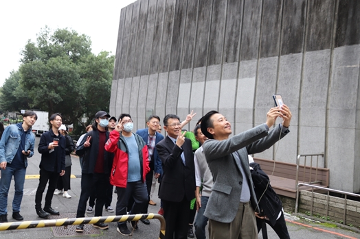 圖片標題:藝術家導覽遊校園