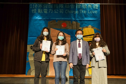 圖片標題:02 學務長與領取獎學金的優秀同學合影