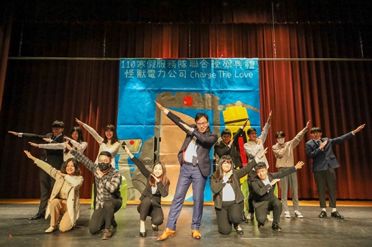 圖片標題:04 譚宸泰學長和領獎同學有趣合照