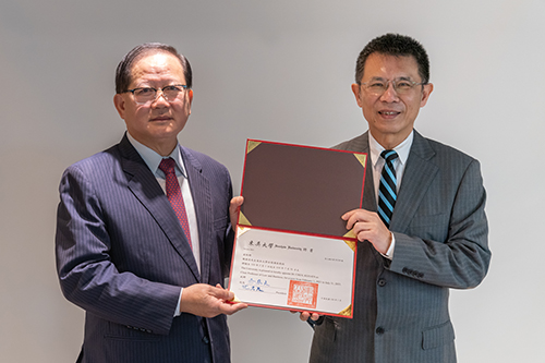 圖片標題:圖二、潘維大校長頒發聘書