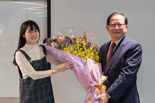 圖片標題:圖三、陳國恩講座教授小女兒代表東吳大學法學院獻花歡迎陳講座教授
