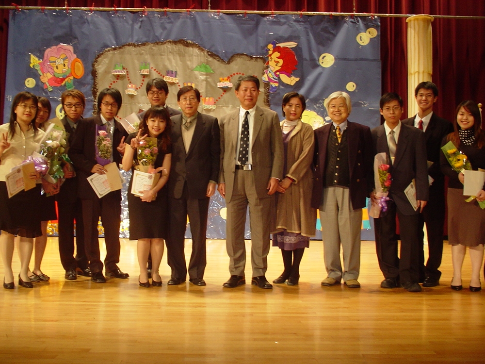 圖片標題:圖三-2005年寒假服務隊授旗典禮劉兆玄校長、張己任生務長、高建文學長與高天福得主合影。