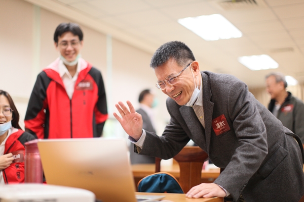 圖片標題:潘維大校長透過視訊熱情地與海外傑出校友互動