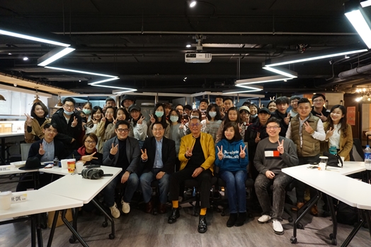 圖片標題:創創基地導師王祿誾總導師(前排右3)、王淑芳社會資源長(前排右2)、林安柏、洪誠孝及陳世凱導師與同學於期末心得分享會