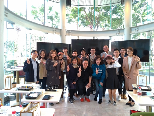 圖片標題:臺北醫學大學楊雅婷執行長(前排右3)和王淑芳社會資源長、高美花校友(德文系76級)、創創基地王祿誾總導師(後排右4)與同學合影