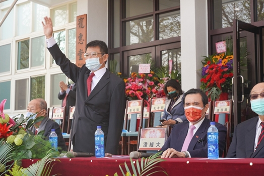 圖片標題:01 校長向東吳師生揮手