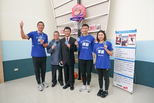 圖片標題:07-校長副校長與奧運國手合照