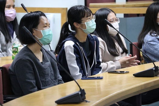 圖片標題:04 同學神情專注