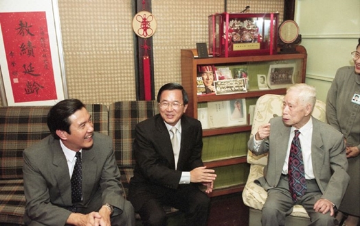 圖片標題:06桂裕與陳水扁、馬英九前總統們合影