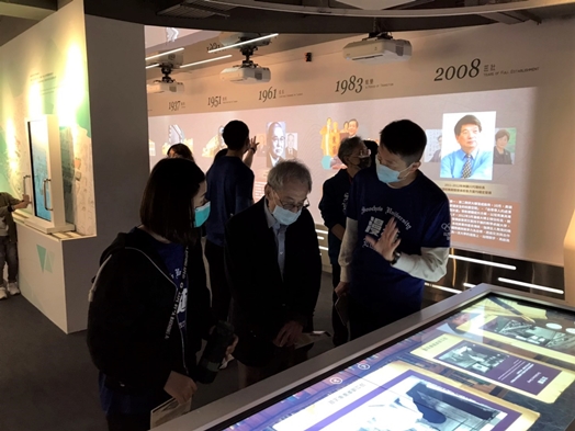 圖片標題:08向東吳大學運動代表隊後援會前會長陳鴻智學長介紹講解