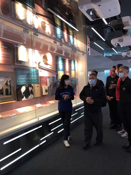 圖片標題:09圖書館李宗禾館長向中華奧會主席及團隊成員介紹東吳校史