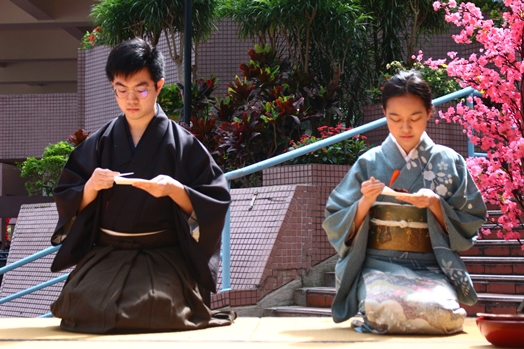 圖片標題:03 茶道社成員展示品茶