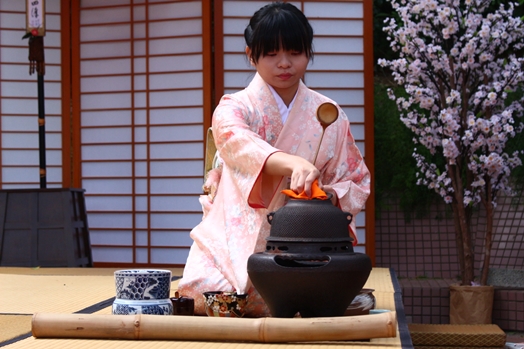 圖片標題:02 茶道社成員展示沏茶