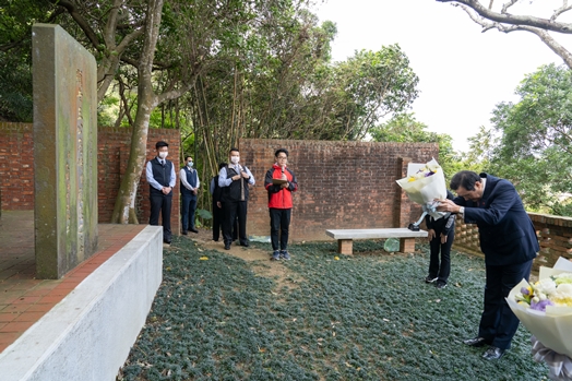 圖片標題:馬英九前總統於110年3月13日親自王寵惠故董事長伉儷墓園獻花致意。