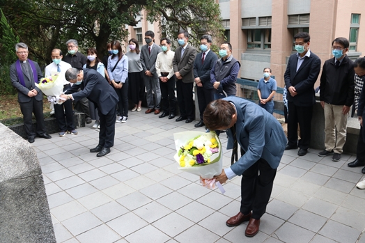 圖片標題:趙維良副校長與董保城副校長帶領一級主管與校友向石超庸故校長伉儷獻花致意。