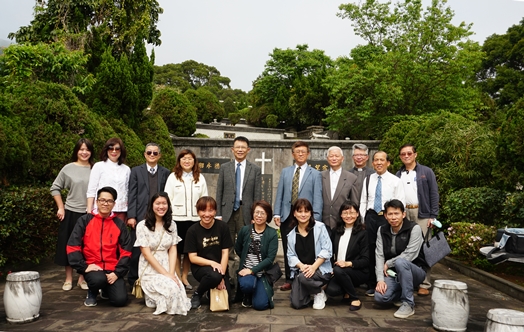 圖片標題:向端木愷故校長伉儷致意後全體合影。