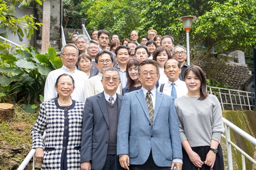 圖片標題:向王寵惠故董事長伉儷、石超庸故校長伉儷致意後全體合影。