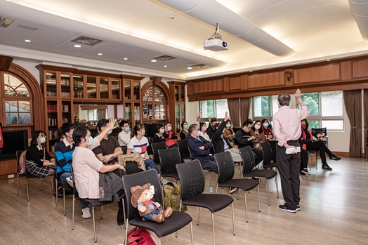 圖片標題:圖三 系友會的學長姐們熱烈討論系友會未來發展