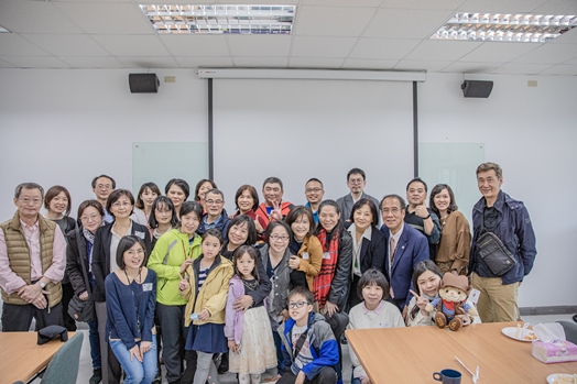 圖片標題:圖八 餐會後系友與眷屬及師長們大合照