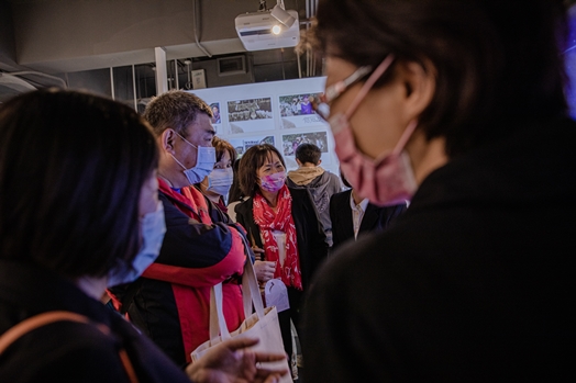 圖片標題:圖九：系友們參觀新落成的校史館