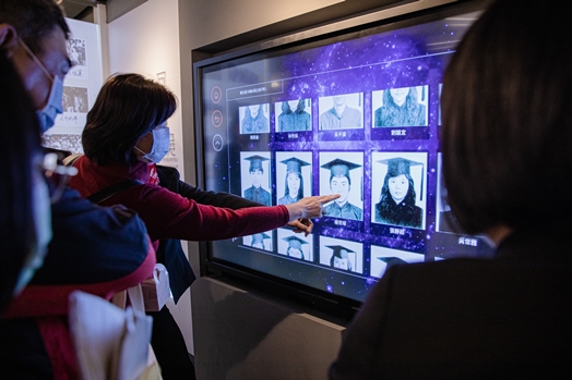 圖片標題:圖十：系友們尋找當年的畢業照