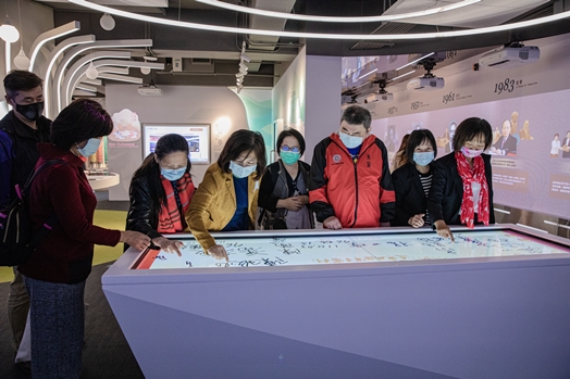 圖片標題:圖十二：系友們於校史館留下簽名紀念