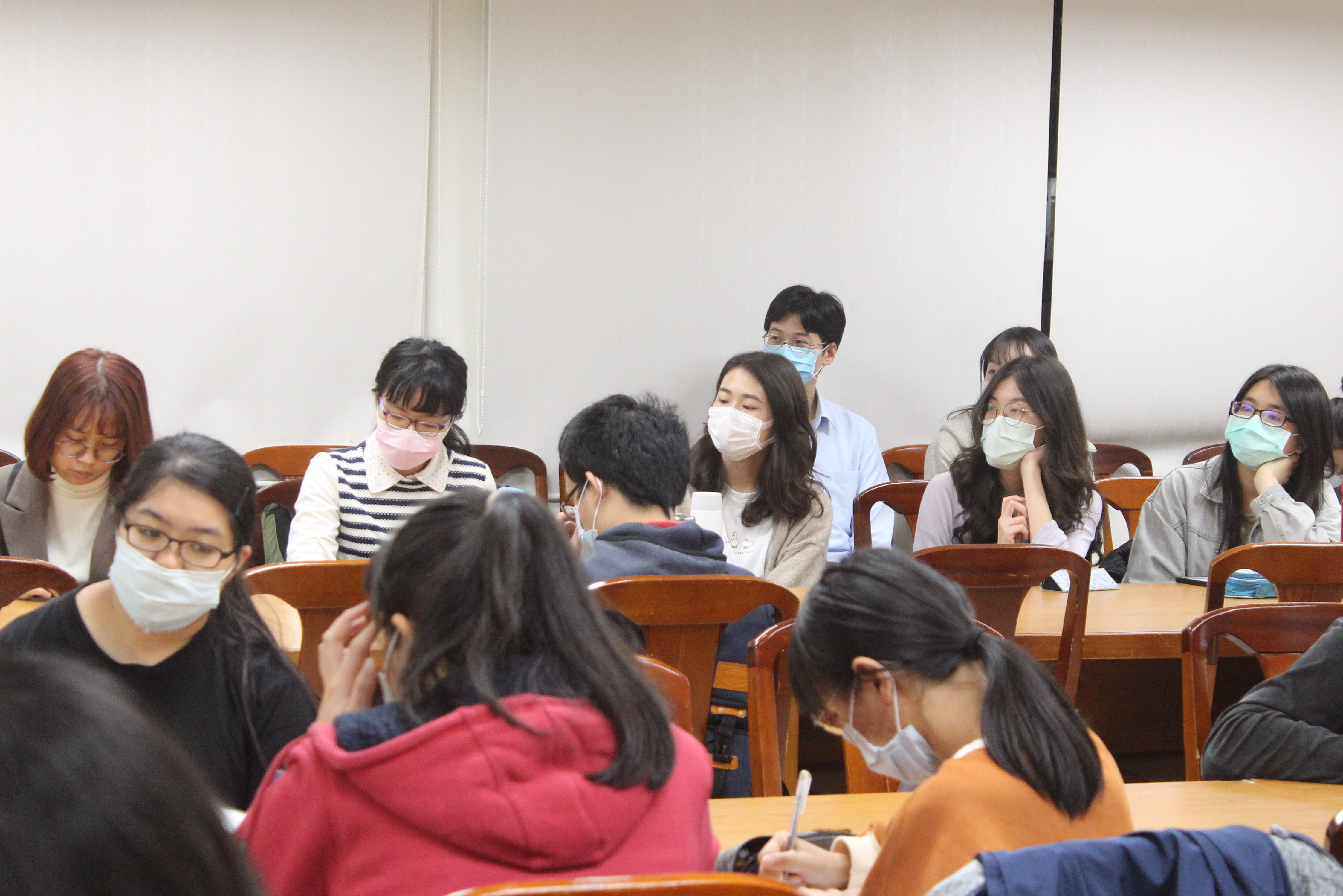 圖片標題:同學認真聽講