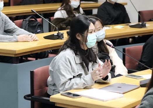 圖片標題:05 政治系同學向學姐發問