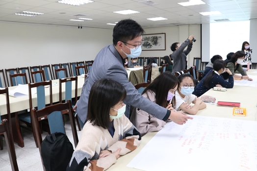 圖片標題:03講師指導同學