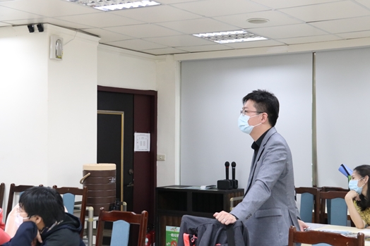 圖片標題:06余講師認真聽同學分享