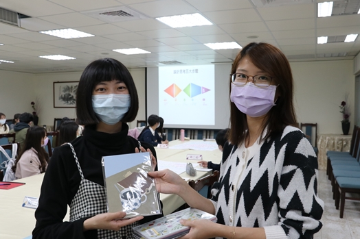 圖片標題:07得獎小組領獎