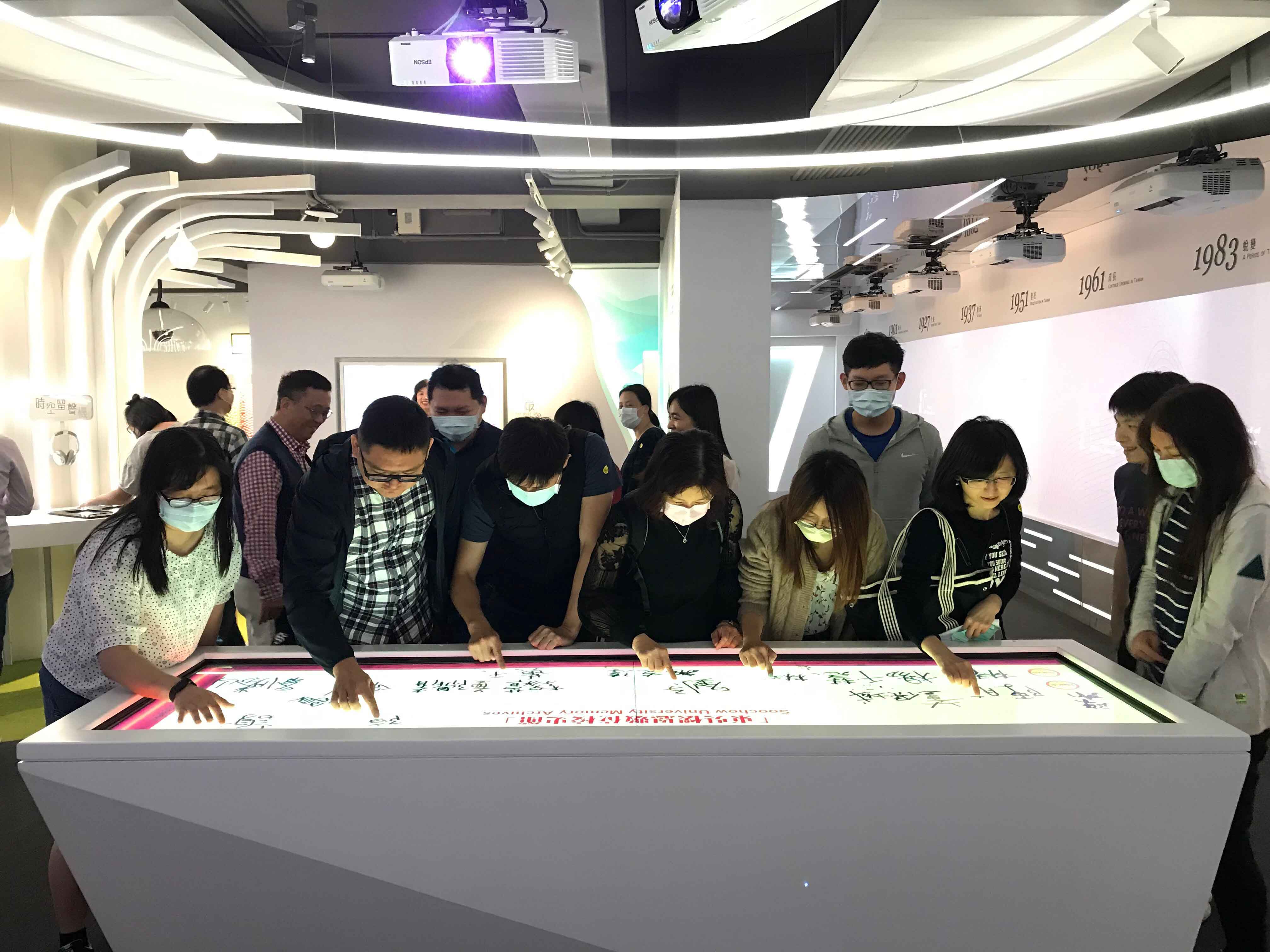 圖片標題:圖二、東吳數位校史館短短兩天湧入近八百人