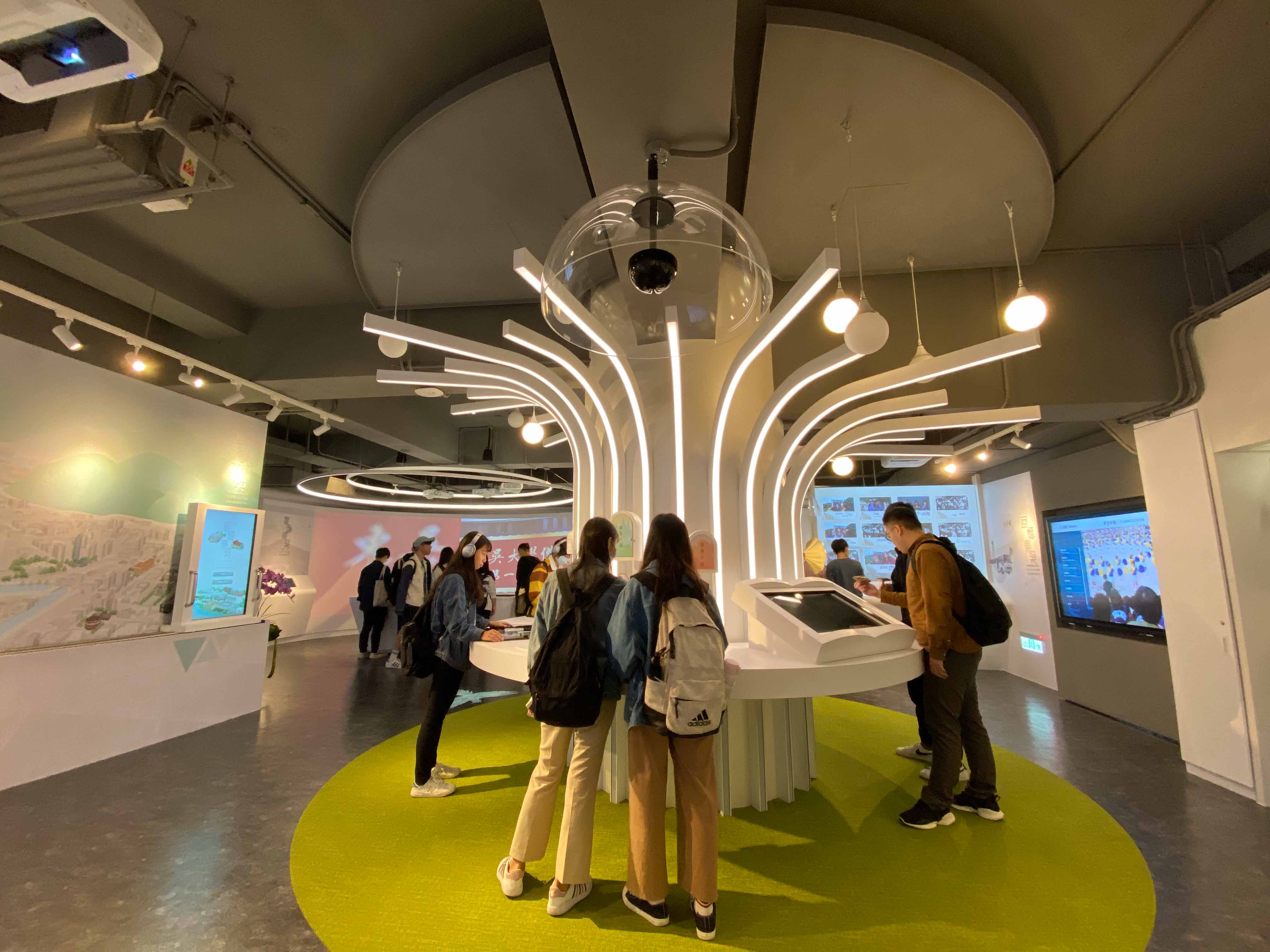 圖片標題:圖四、場館內有豐富的互動裝置，使考生與家長看見更多元不同面向的東吳