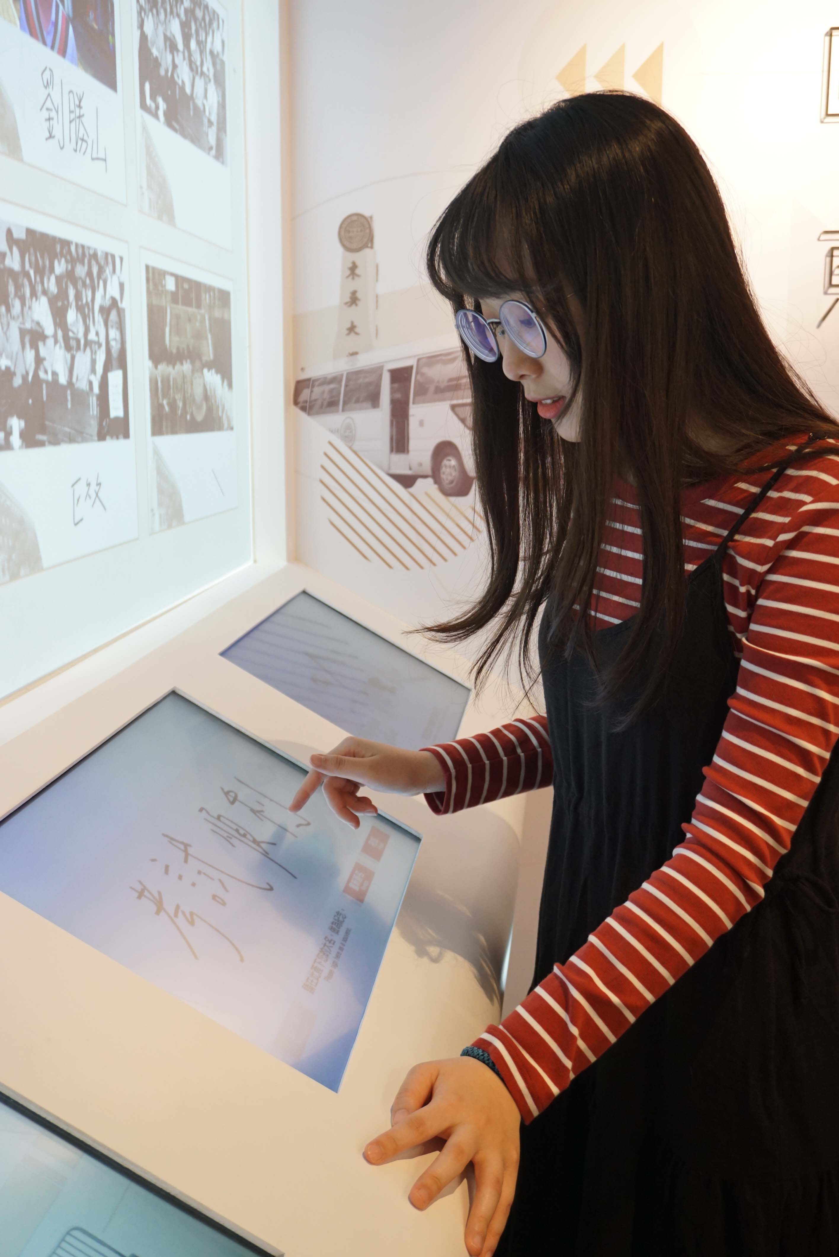 圖片標題:圖十、不少考生與家長寫下祝福，為自己或是孩子集氣