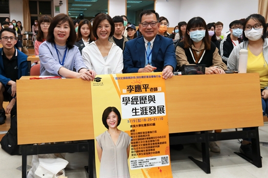 圖片標題:06 李應平老師和同學們合照