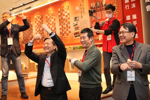 圖片標題:圖八台上老師也跟著手舞足蹈