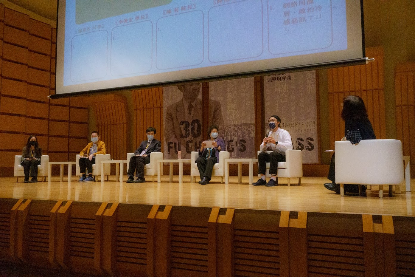 圖片標題:圖六、黃秀端院長主持「當民主已成信仰」座談會