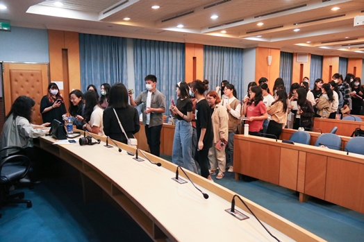 圖片標題:07 散場後簽書會場面熱烈