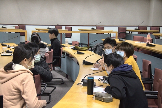 圖片標題:05同學認真討論情形