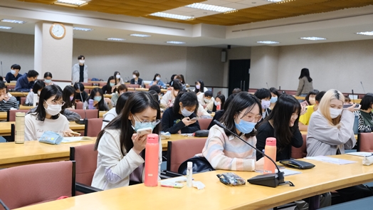 圖片標題:04 同學正在聆聽自己的錄音檔