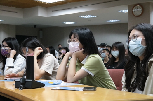 圖片標題:05認真聽演講的同學