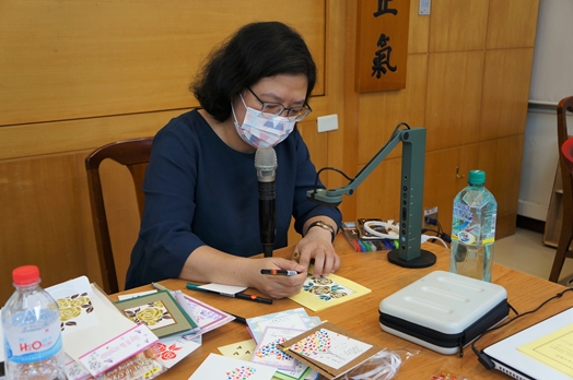 圖片標題:02.主講者親手繪製卡片
