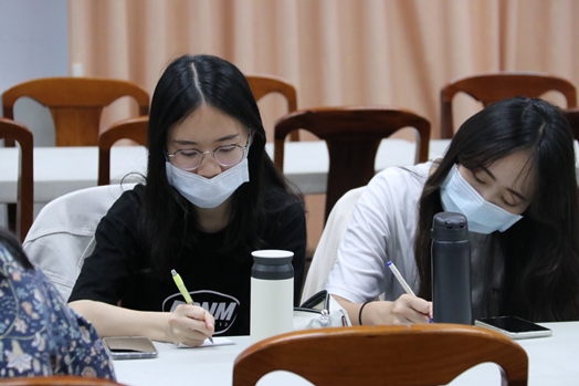 圖片標題:05 同學專注寫下自己優勢特長