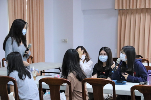 圖片標題:06 Blaire與同學互動