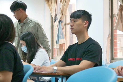 圖片標題:04同學認真聽講的神情