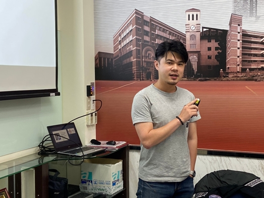 圖片標題:01認真講課的李少恩老師